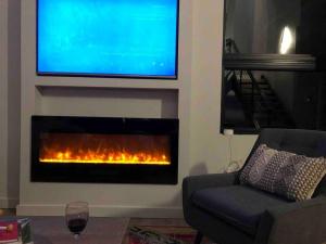 TV i/ili multimedijalni sistem u objektu Silver Fox modern new luxury home next to ohv rd