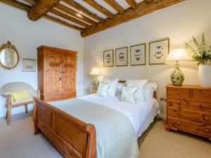 Giường trong phòng chung tại 6 bed in Barnstaple 85615