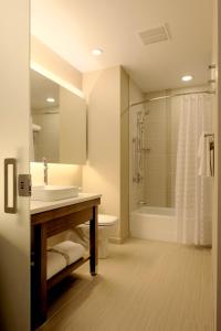 uma casa de banho com um lavatório, um WC e um chuveiro em Hyatt Place at The Hollywood Casino Pittsburgh South em Washington