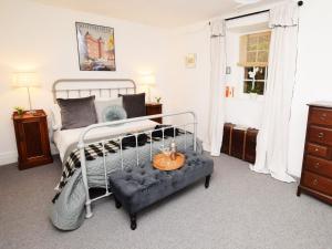 Un dormitorio con una cama y una mesa. en 2 Bed in Beauly 78962, en Beauly
