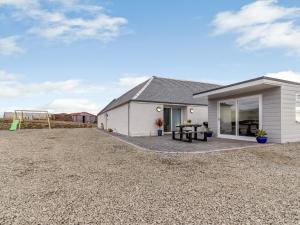 een huis met een grinderf ervoor bij 2 bed in Seamill 78991 in Ardrossan