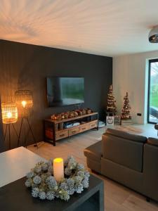 亞貝克的住宿－Villa Steedje，客厅配有电视和一张桌子上的蜡烛