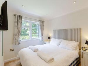 1 dormitorio con 1 cama blanca y ventana en 2 bed property in Okehampton 86871 en Okehampton