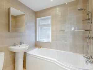 y baño con bañera, lavamanos y ducha. en 2 bed property in Okehampton 86871 en Okehampton