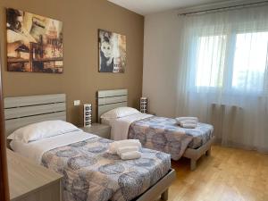 バーリにあるA Casa di Fabio Holiday Houseのベッドルーム1室(ベッド2台、窓付)
