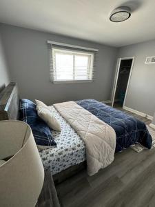 Postel nebo postele na pokoji v ubytování Spotless 2 Bedroom Suite in Winnipeg