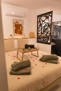 um quarto com uma cama com flores no chão em La Villa Jausserane em Toulon