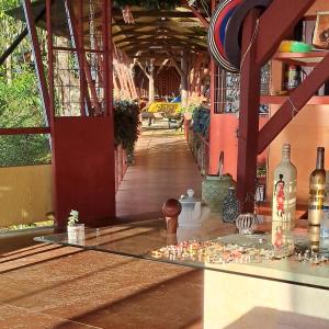 ein Zimmer mit vielen Flaschen auf dem Tisch in der Unterkunft Pochotel in Turrialba