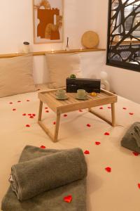 a living room with a table and hearts on the floor at La Villa Jausserane in Toulon