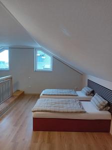 2 letti in una grande stanza con finestra di Loft apartment a Malterdingen