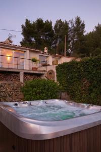 una vasca idromassaggio di fronte a una casa di La Villa Jausserane a Tolone