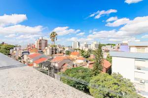 balkon z widokiem na miasto w obiekcie Aps de frente com sacada ou terraço a 10 minutos do Aeroporto w mieście Porto Alegre