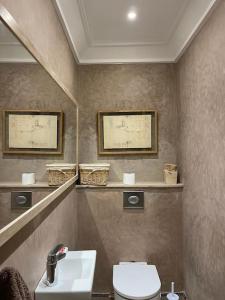 a bathroom with a sink and a toilet at Villa Marrakech piscine privée vue sur Golf&Atlas in Marrakesh