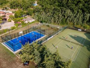 an overhead view of a tennis court with people on it at Villaggio Torre Ruffa in Capo Vaticano