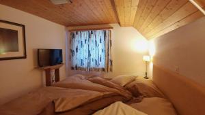 Tempat tidur dalam kamar di il fiore Hotel Steinach SG