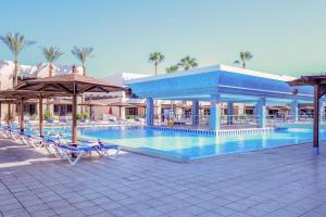 basen w ośrodku z leżakami i parasolami w obiekcie Blend Club Aqua Resort w mieście Hurghada