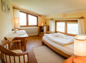 Postel nebo postele na pokoji v ubytování Panoramahotel Wagner - Das Biohotel am Semmering + 37 fotografií