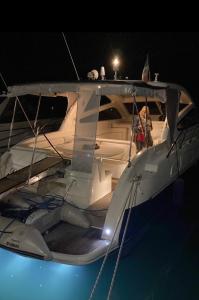 un barco sentado en el agua por la noche en Miamoryacht, en Nydri