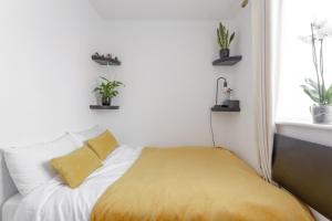a bedroom with a bed with a yellow blanket at 2 KING Beds Modern Refurb Flat - 10 min 2 London Bridge - Sleeps 6 in London