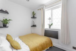 ein Schlafzimmer mit einem Bett und einem großen Fenster in der Unterkunft 2 Double Beds Modern Refurb Flat - 10 min 2 London Bridge in London