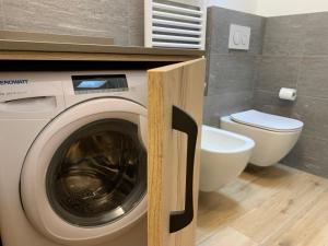 蒂拉诺Bernina Suites - vicino al Bernina Express的一间带卫生间的浴室内的洗衣机 更多61张照片