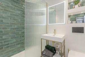 y baño con lavabo y ducha acristalada. en 2 Double Beds Modern Refurb Flat - 10 min 2 London Bridge, en Londres