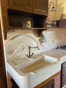 un bancone della cucina con lavandino in cucina di Villetta tre delfini a Custonaci