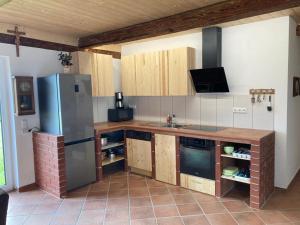 مطبخ أو مطبخ صغير في Ferienhaus Goanbau