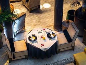 Vue de tête d'une table avec plaques de cuisson dans l'établissement Riad Houma, à Marrakech