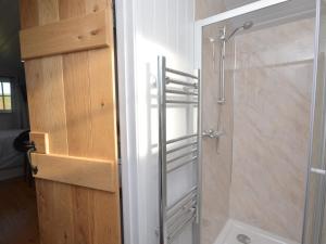 uma casa de banho com um chuveiro e uma porta de vidro em 1 bed in Uplowman 60112 em Uplowman