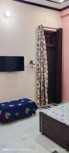 TV a/nebo společenská místnost v ubytování Guru Kripa Guest House ( Home Stay )