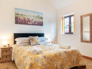 um quarto com uma cama com duas toalhas em 2 bed in Bath 72836 em Chew Magna