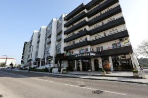 un gran edificio al costado de una calle en Hotel Santa Mafalda, en Fátima
