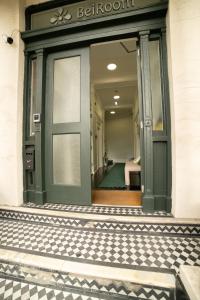 - une porte menant à une chambre avec un lit dans l'établissement BeiRoom Hyde Park Apartments, à Londres