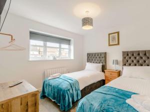um quarto com 2 camas e uma janela em 4 bed in Thirsk 82823 em Carthorpe
