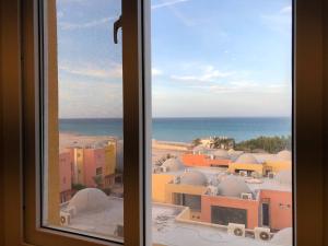 uma vista para o oceano a partir de uma janela em Al-Dora Resort Hurghada em Hurghada