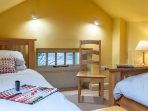 1 Schlafzimmer mit 2 Betten, einer Leiter und einem Schreibtisch in der Unterkunft 2 bed property in Axminster BLOOM in Axminster
