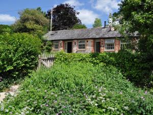 una vieja casa de ladrillo en medio de un jardín en 2 bed property in Axminster BLOOM en Axminster