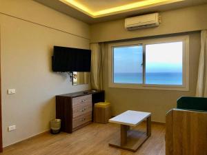 ハルガダにあるAl-Dora Resort Hurghadaの窓とテーブルが備わる客室です。