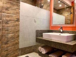 een badkamer met een wastafel en een spiegel bij Al-Dora Resort Hurghada in Hurghada
