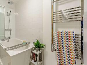 uma casa de banho branca com um lavatório e uma toalha em 3 bed in Pendine 82383 em Pendine
