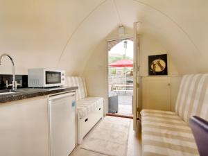 1 bed property in Abergavenny 58310 tesisinde mutfak veya mini mutfak