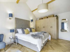 2 bed property in Driffield 88238 في Lund: غرفة نوم بسرير كبير وكرسي ازرق