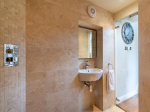 1 bed property in Bedale G0044 في Hornby: حمام مع حوض ومرآة