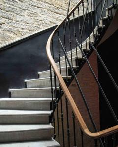 un escalier à côté d'un bâtiment en briques dans l'établissement Maison Bayard, à Montpellier