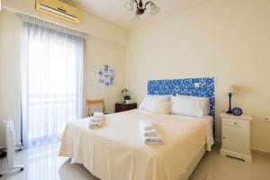 Postel nebo postele na pokoji v ubytování Zenios Rafina - Sea View Rental with Easy Access to the Islands