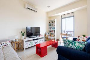 TV a/nebo společenská místnost v ubytování Zenios Rafina - Sea View Rental with Easy Access to the Islands