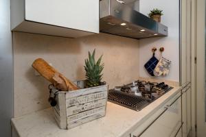 een keuken met een houten doos op het aanrecht bij VILLA INFINITY - Regarda Travel in Bardolino