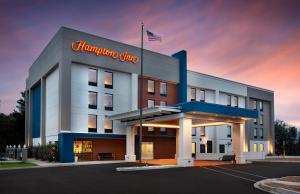 uma estalagem Hampton, Niagara, no edifício do lago. em Hampton Inn Greenville/Travelers Rest em Travelers Rest