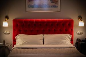 een rood bed met een rood hoofdeinde in een slaapkamer bij Luna in Hervás